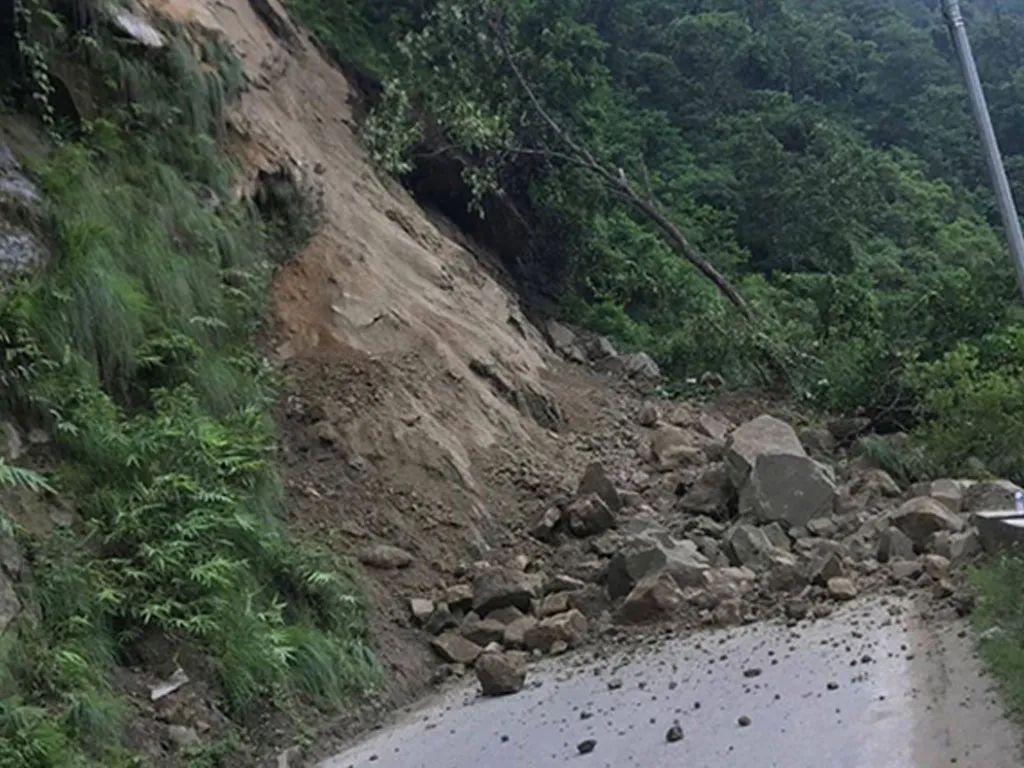 बिपी राजमार्गमा आवागमन बन्द