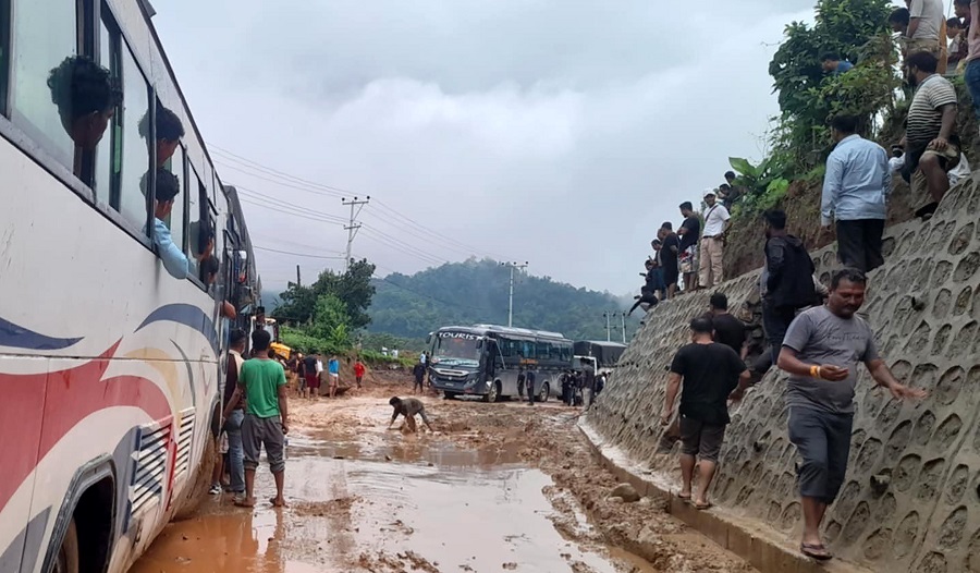 १४ घण्टादेखि मध्यपहाडी लोकमार्ग अवरुद्ध, यात्रु अलपत्र