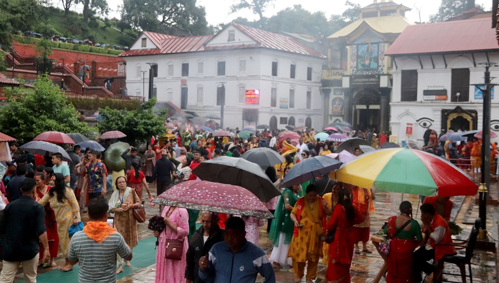 आज साउनको तेस्रो सोमबार, पशुपतिनाथमा भक्तजनको भीड