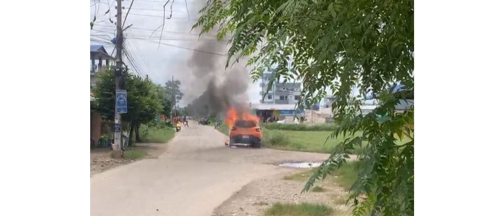 रेलमार्गको सर्भे टोलीको गाडीमा चितवनका स्‍थानीयले गरे आगजनी