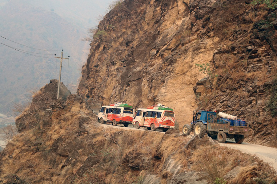 पाँच दिनदेखि अवरुद्ध कर्णाली राजमार्ग एकतर्फी खुल्यो