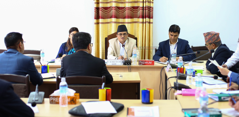 गभर्नर, बैंकर्स संघका अध्यक्ष र सहकारी छानबिन समिति बीच छलफल