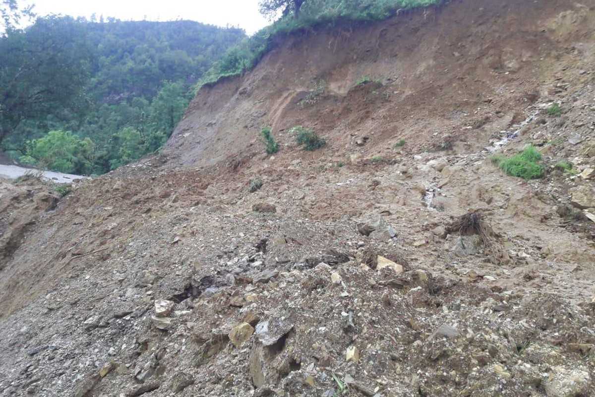 डडेल्धुरामा पहिरामा परी एकको मृत्यु, राजमार्ग अवरुद्ध, विद्यालय बन्द