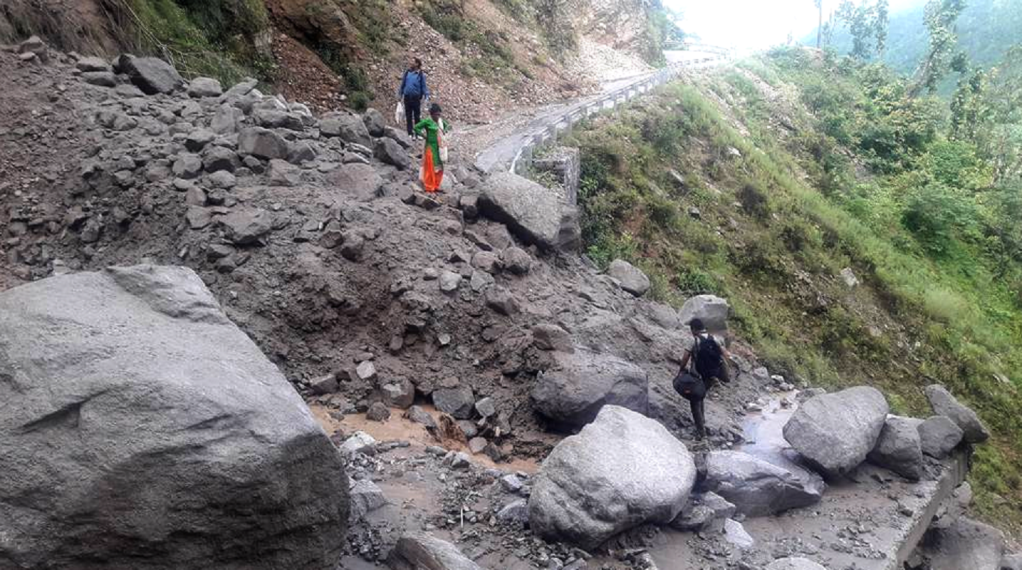 बाढीबाट प्रभावित राष्ट्रिय राजमार्ग तथा सडक तत्काल सञ्चालन गर्न माग