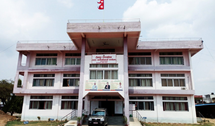 दलित विद्यार्थीलाई पोशाक वितरण