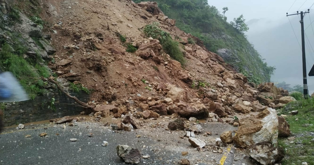 काभ्रेभिरमा पहिरो खस्दा बेँसीसहर–चामे सडक अवरुद्ध