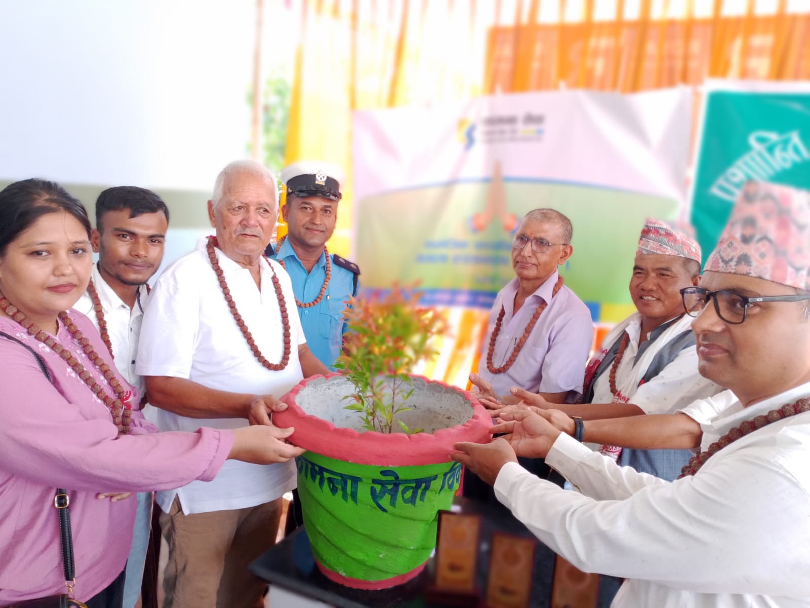 कामना सेवाविकास बैंकद्वारा प्रशान्ति टोल विकास संस्थालाई गमला हस्तान्तरण