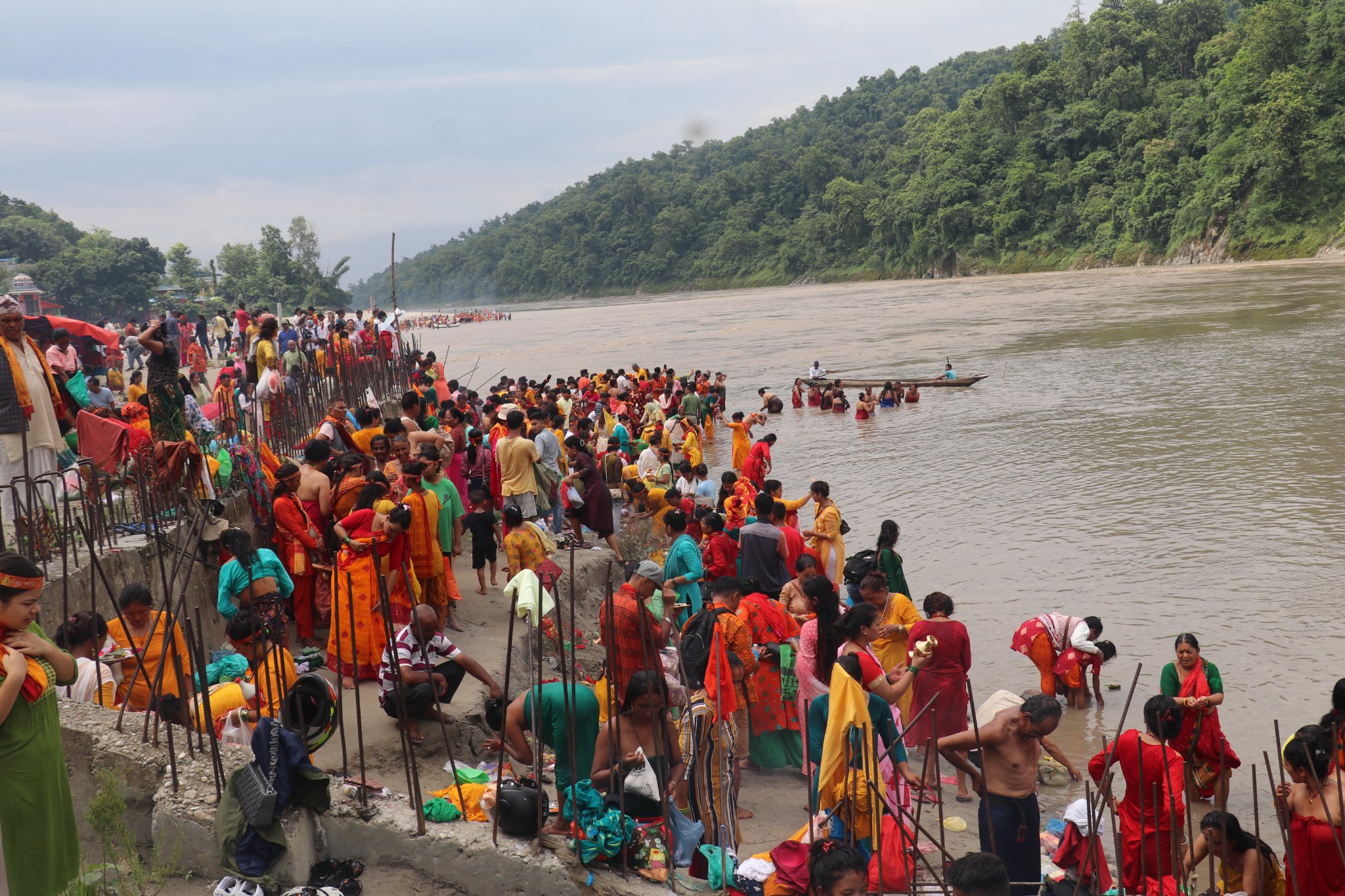 कोलमती घाटमा स्नान गर्नेको भीड