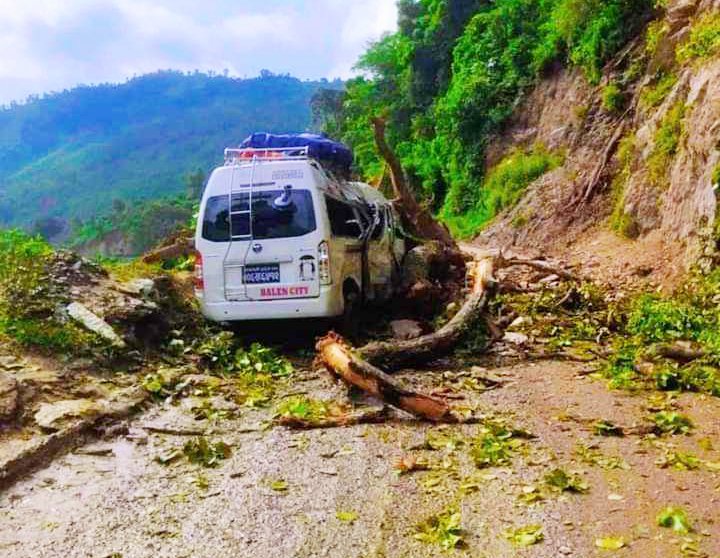 धादिङको गजुरीमा पहिरो खस्दा माइक्रोमा क्षति