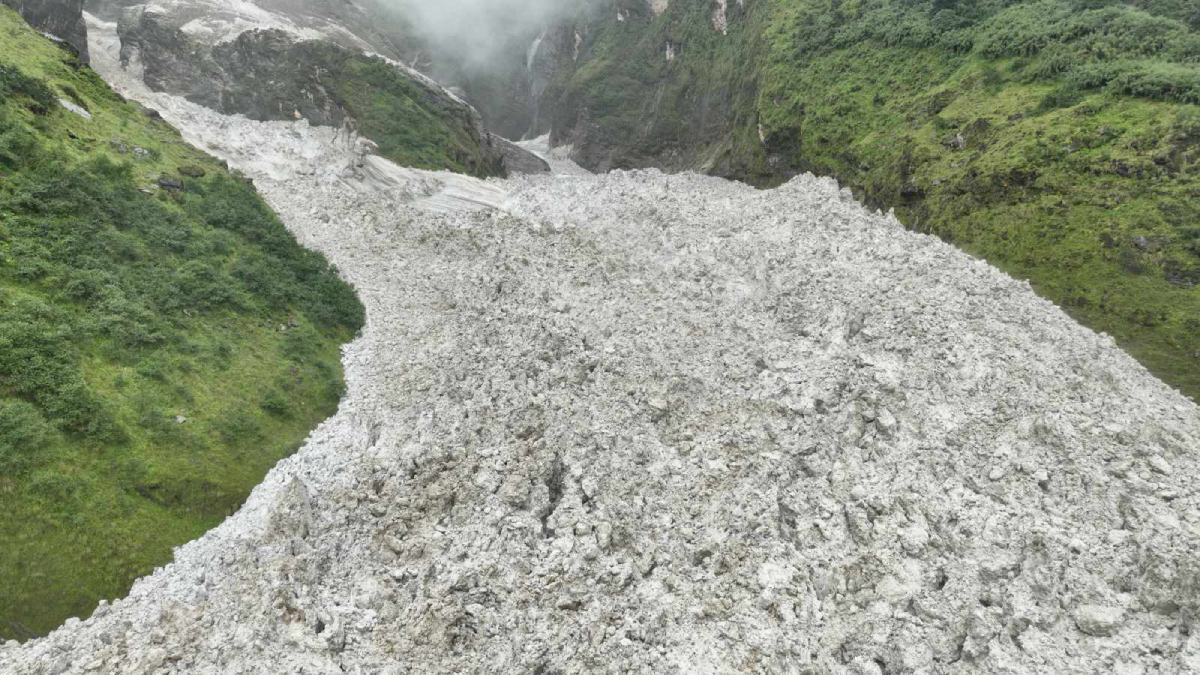 हिउँपहिराले थुनिएको बोक्सी खोला बग्न थाल्यो