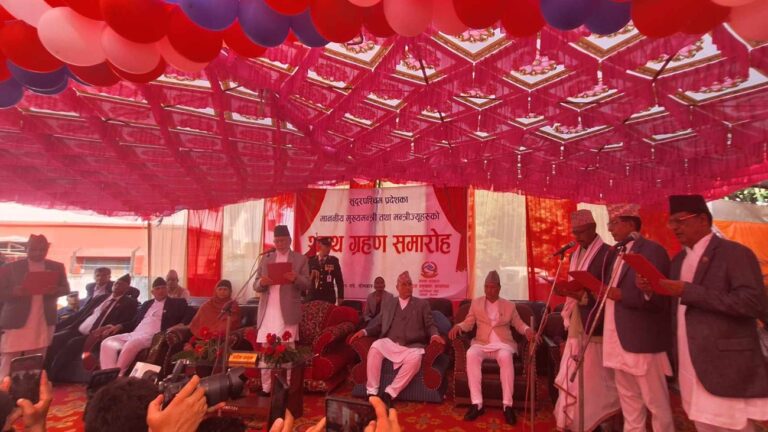 सुदूरपश्चिमका नवनियुक्त मुख्यमन्त्री र मन्त्रीहरुले लिए शपथ