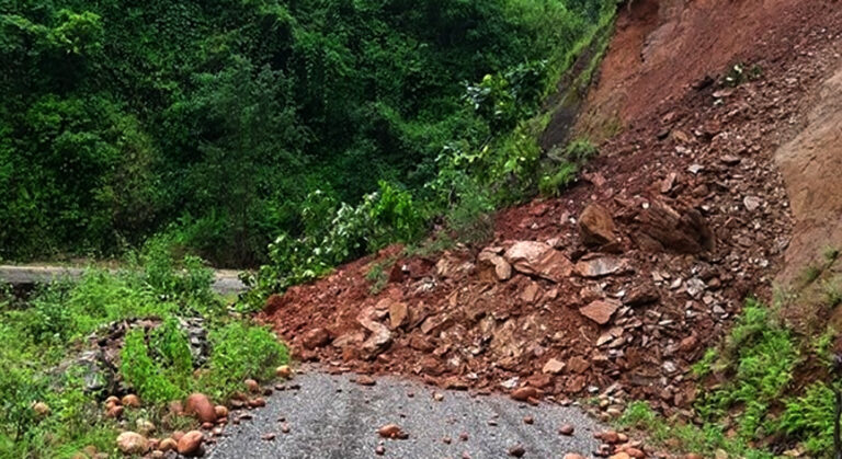 पहिरोले भेरी करिडोर-राप्ती लोकमार्ग अवरुद्ध