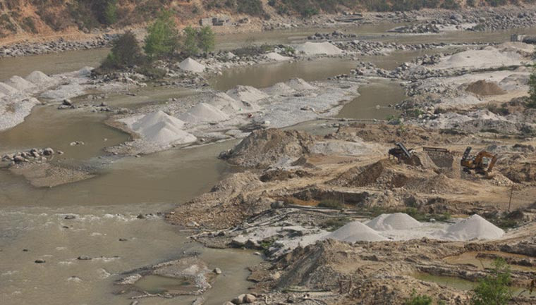 नदीजन्य पदार्थ उत्खनन रोकिँदा ढुङ्गा, गिट्टी, बालुवा चाल्ने मजदुर मारमा