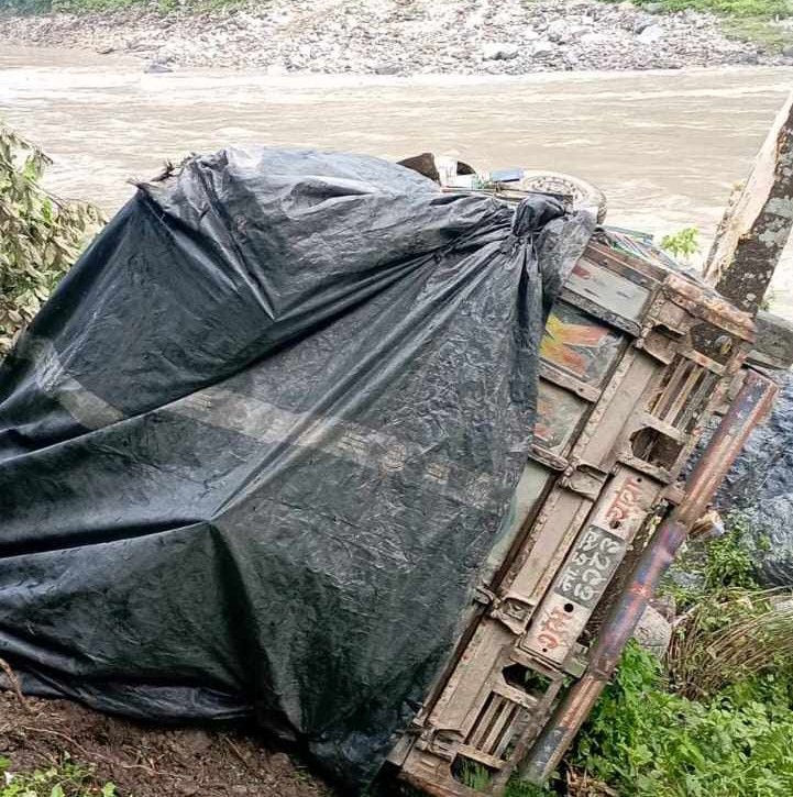 त्रिशुलीमा खसेको ट्रकका चालक सम्पर्कविहीन