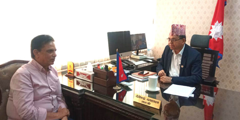 मन्त्री दाहाल र कलाकार आचार्यबीच छलफल