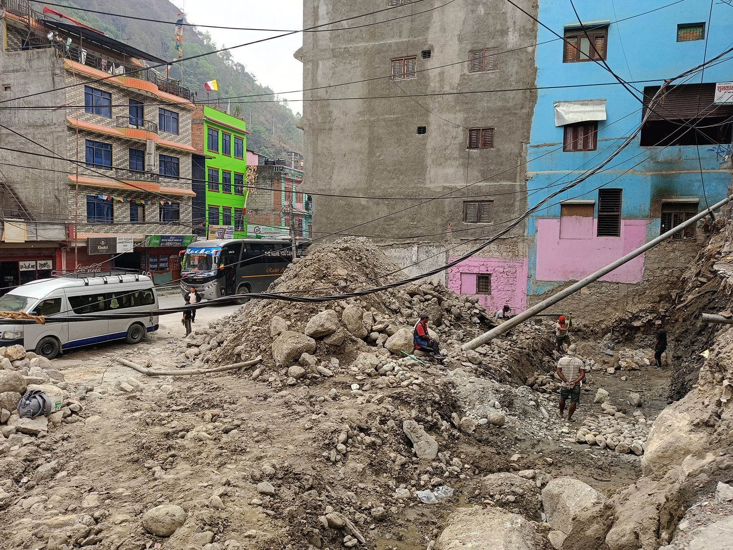 संविधान दिवस: बेनीबजार सरसफाइ, दमौलीमा रक्तदान