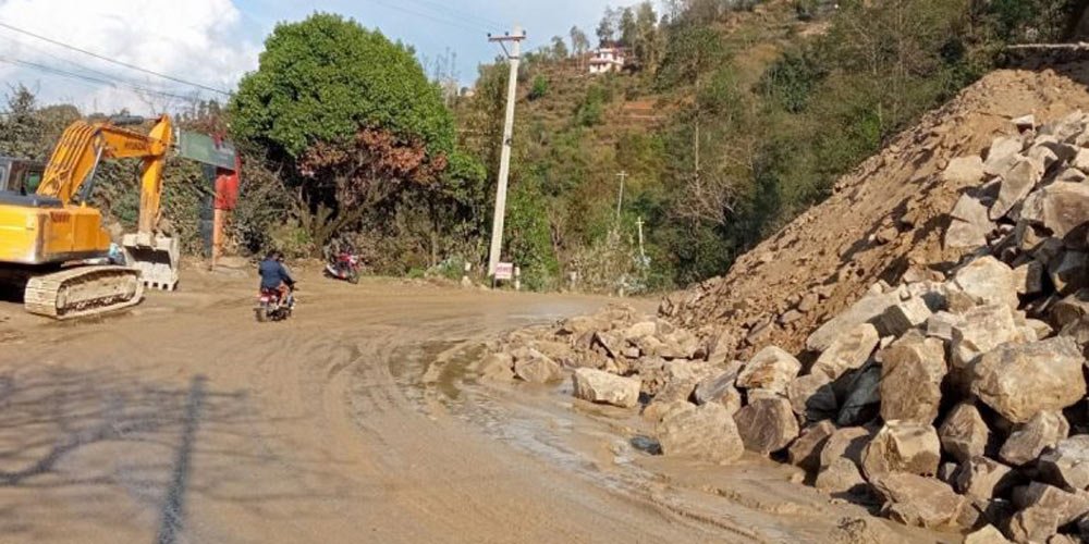 खडक पुलमा डरलाग्दा खाल्डाखुल्डीः सडक दुर्घटनाको जोखिम