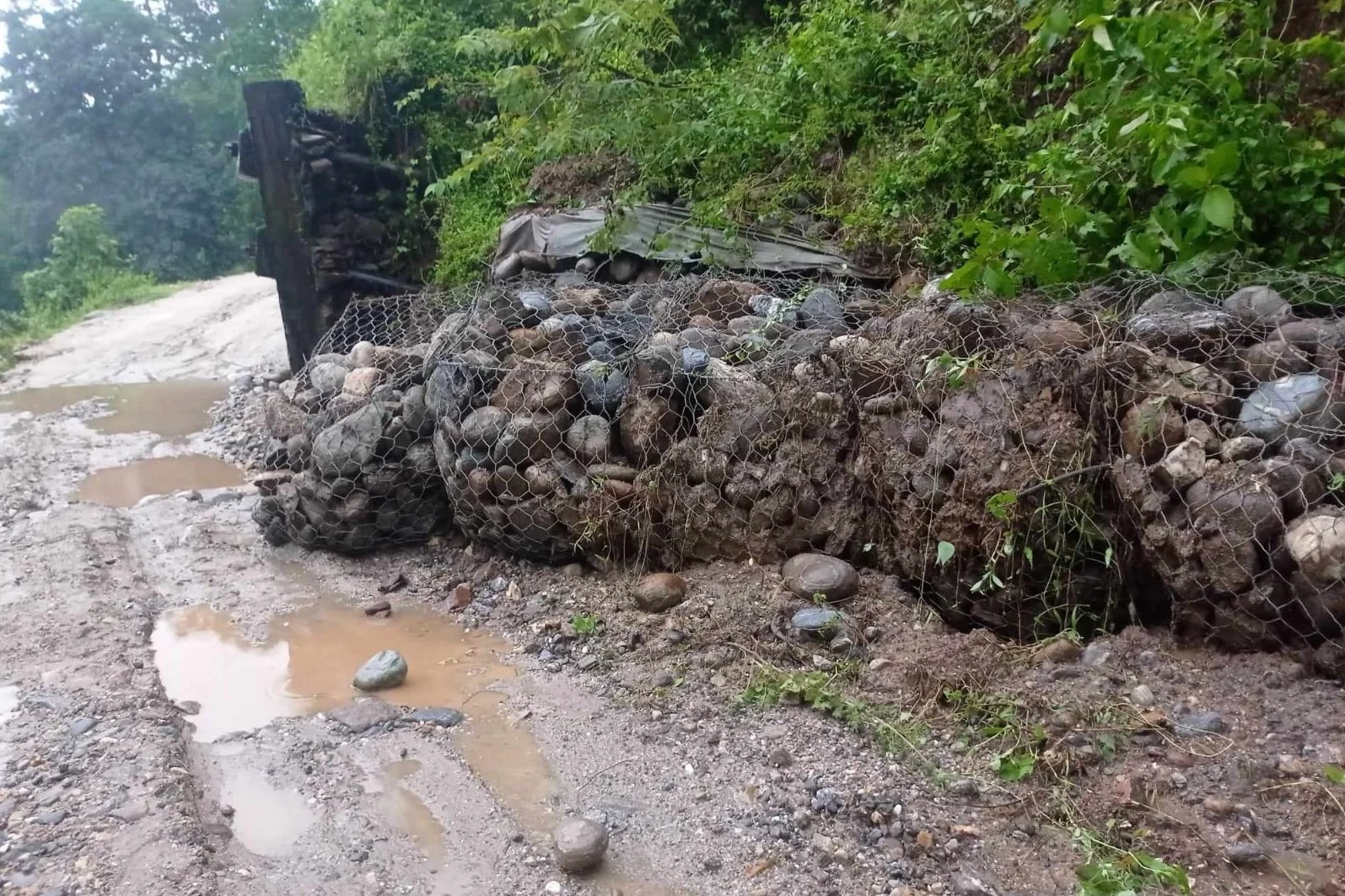 विपी राजमार्गमा रोकिएका यात्रुको उद्धार