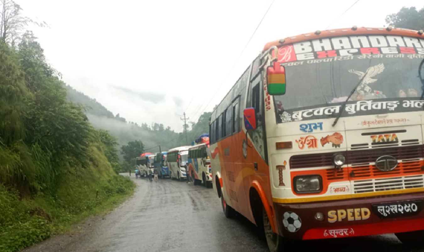 पहिरोले मध्यपहाडी लोकमार्ग अवरुद्ध
