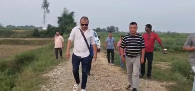 केसीको सहयोगले दाउरा बटुल्ने परिवारमा दसैँको खुसी