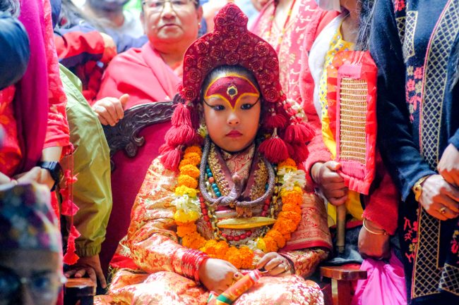 जीवित देवी कुमारीलाई दर्शनका लागि दरबार परिसरको मूलचोकमा राखियो