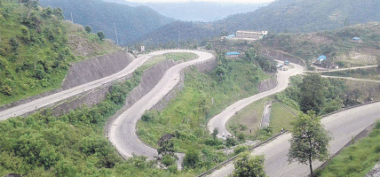 बेमौसमी वर्षाले रोशी खोलाको ‘डाइभर्सन’ बगाएपछि विपी राजमार्ग अवरुद्ध