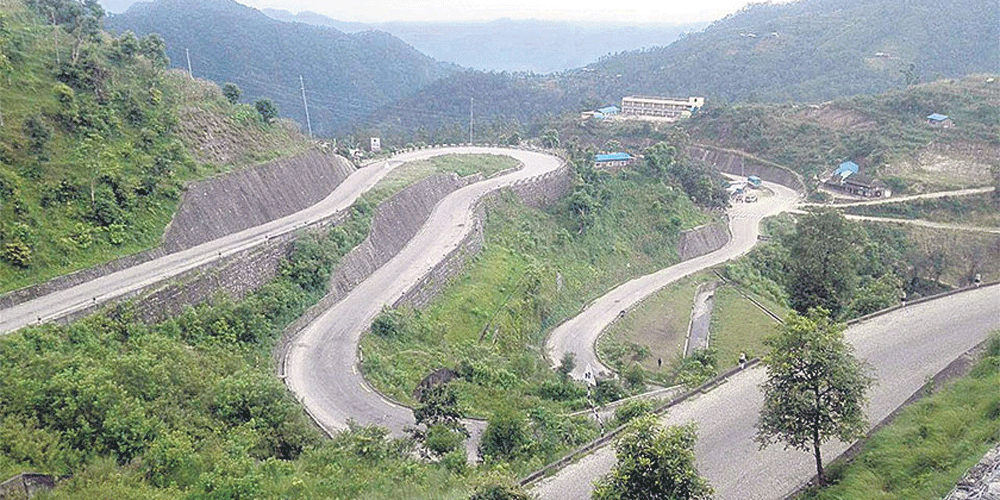 बेमौसमी वर्षाले रोशी खोलाको ‘डाइभर्सन’ बगाएपछि विपी राजमार्ग अवरुद्ध