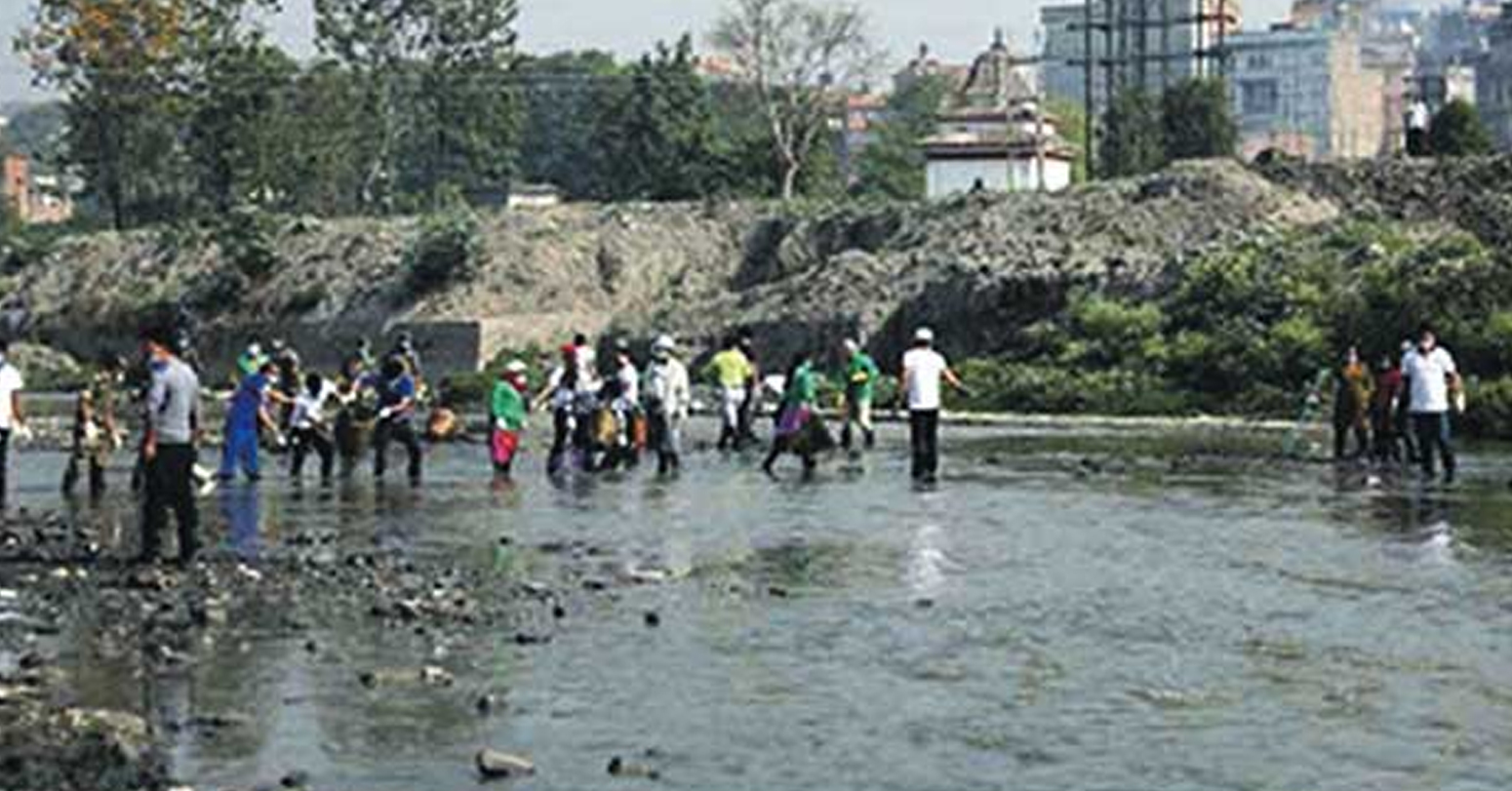 वाग्मती सफाईमा जुट्न थाले महानगरका जनप्रतिनिधि