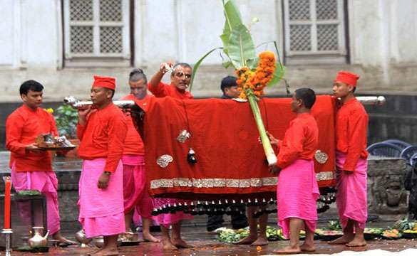 गोरखा दरबारको दसैँघरमा फूलपाती भित्र्याइयो
