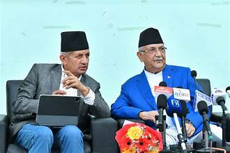 ओली र गुरुङलाई पक्राउ गर्न माग गर्दै अख्तियारमा उजुरी