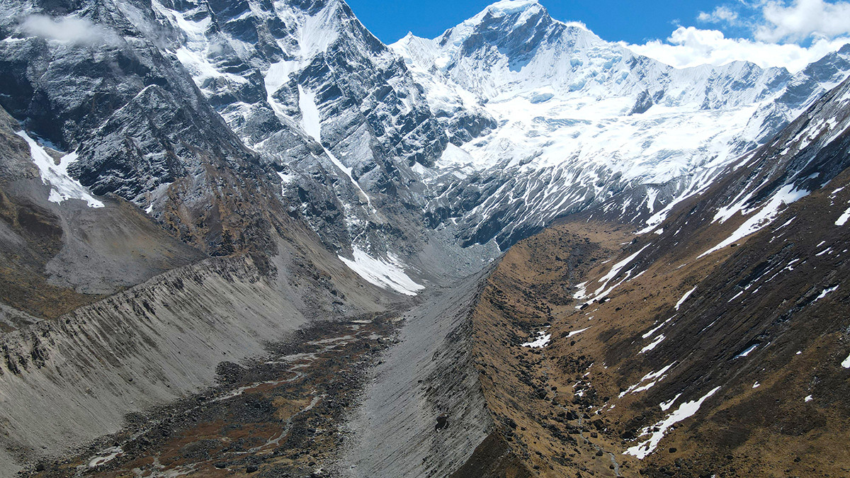 गणेश हिमालको आधार शिविरमा १६ जना फसे
