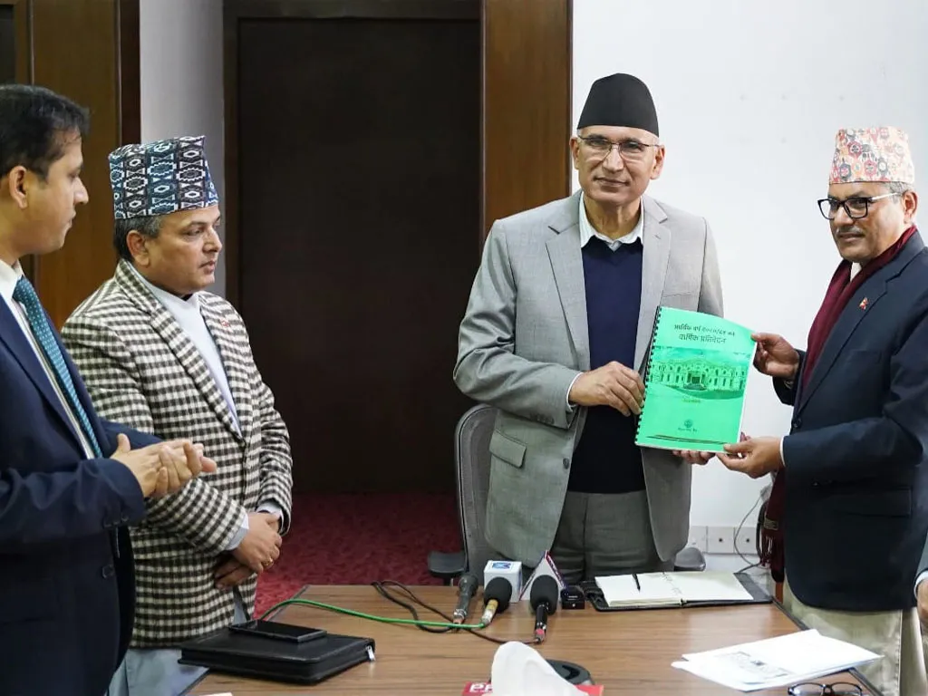 राष्ट्र बैंकको वार्षिक प्रतिवेदन अर्थमन्त्रीसमक्ष पेस, गत आवमा करिब ४७ खर्ब तरलता प्रशोधन