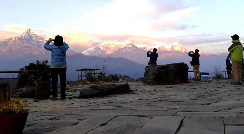हिमाल हेर्दै घरबासमा रमाउदै विदशी पर्यटक