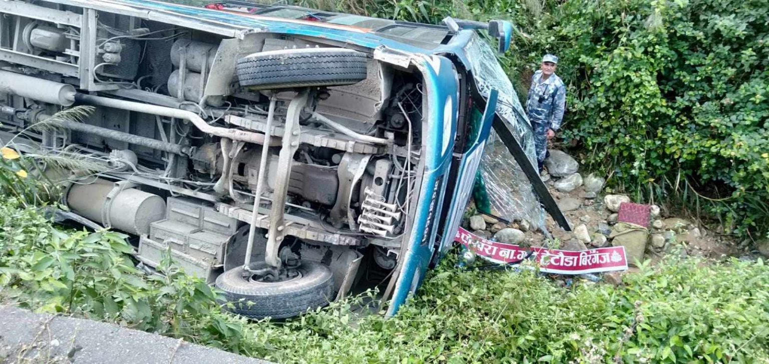 विरजंगबाट पोखरा आउँदै गरेको बस हेटौंडामा दुर्घटना