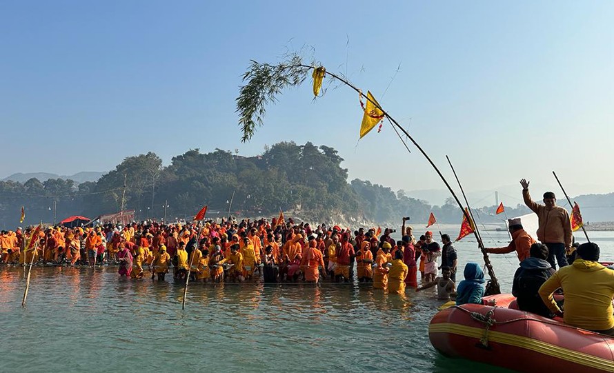 देवीघाटमा भक्तजनको घुइँचो