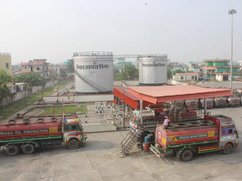 धनगढीको इन्धन डिपोबाट स्थानीय अहोरात्र त्रसित, चाँडो स्थानान्तरणको माग
