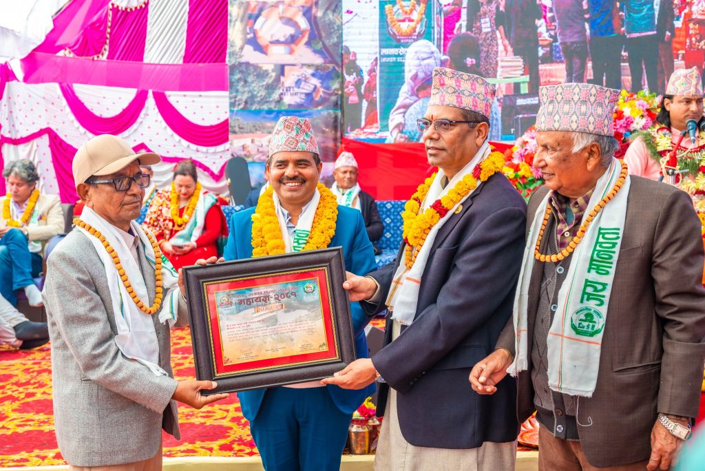 आश्रमको भवन बनाउन पूर्व मुख्यमन्त्री शाही दम्पतीले गरे १ लाख सहयोग