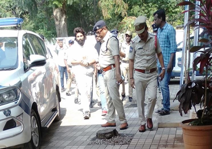 भारतीय अभिनेता ‘अल्लु अर्जुन’ पक्राउ
