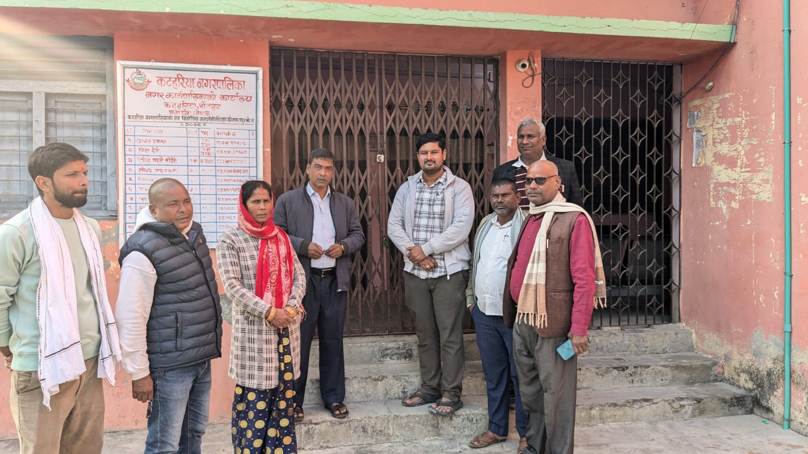 मेयरद्वारा करोडौं अनियमितता हुन लागेको भन्दै कटहरिया नपामा पुनः तालाबन्दी