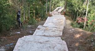 पर्यटकीयस्थल मझुवागढीमा निर्माण गरिएको पदमार्ग मापदण्डविपरित
