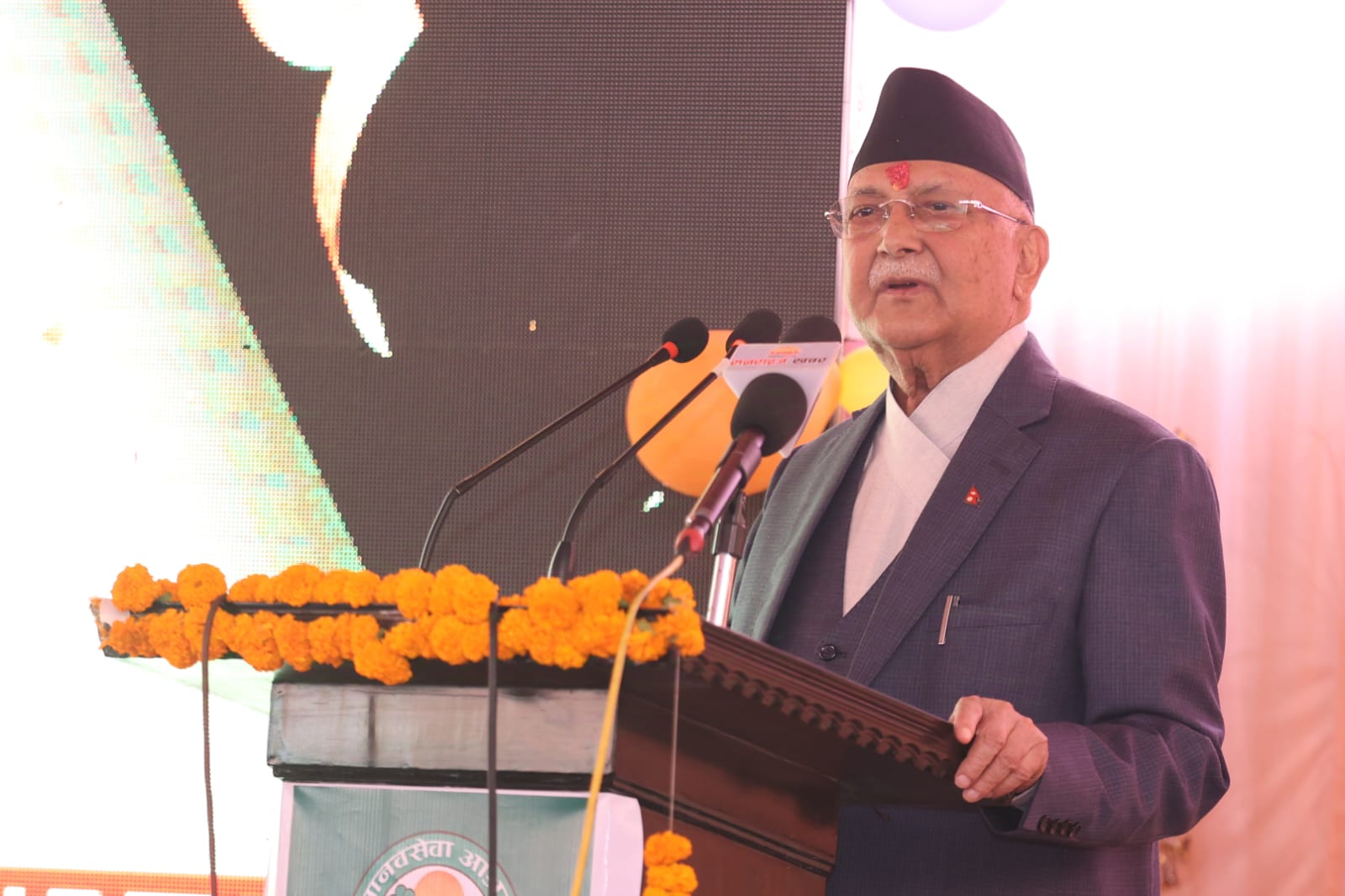 प्रधानमन्त्रीबाट दमक व्यापारिक कम्प्लेक्सको उद्घाटन