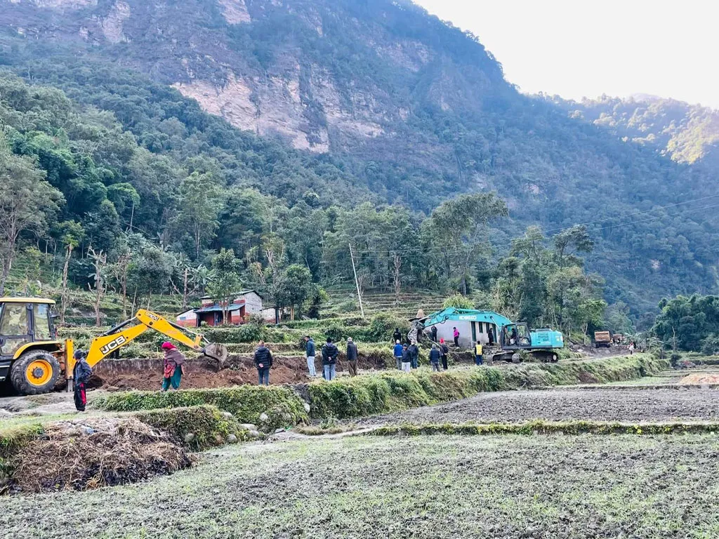 म्याग्दीको कृषि सडक कालोपत्र गर्न धमाधम तयारी गरिँदै