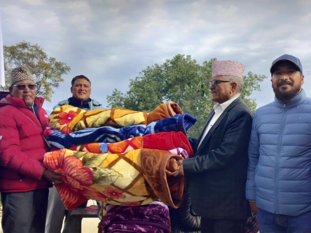 दृष्टिविहीन विद्यार्थीलाई तातो कम्बल वितरण