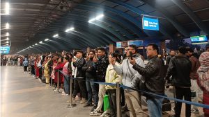 त्रिभुवन अन्तर्राष्ट्रिय विमानस्थलमा यात्रुलाई बिदाइ गर्न आएका आफन्तको भीड त्रिभुवन अन्तर्राष्ट्रिय विमानस्थलमा यात्रुलाई बिदाइ गर्न आएका आफन्तको भीड
