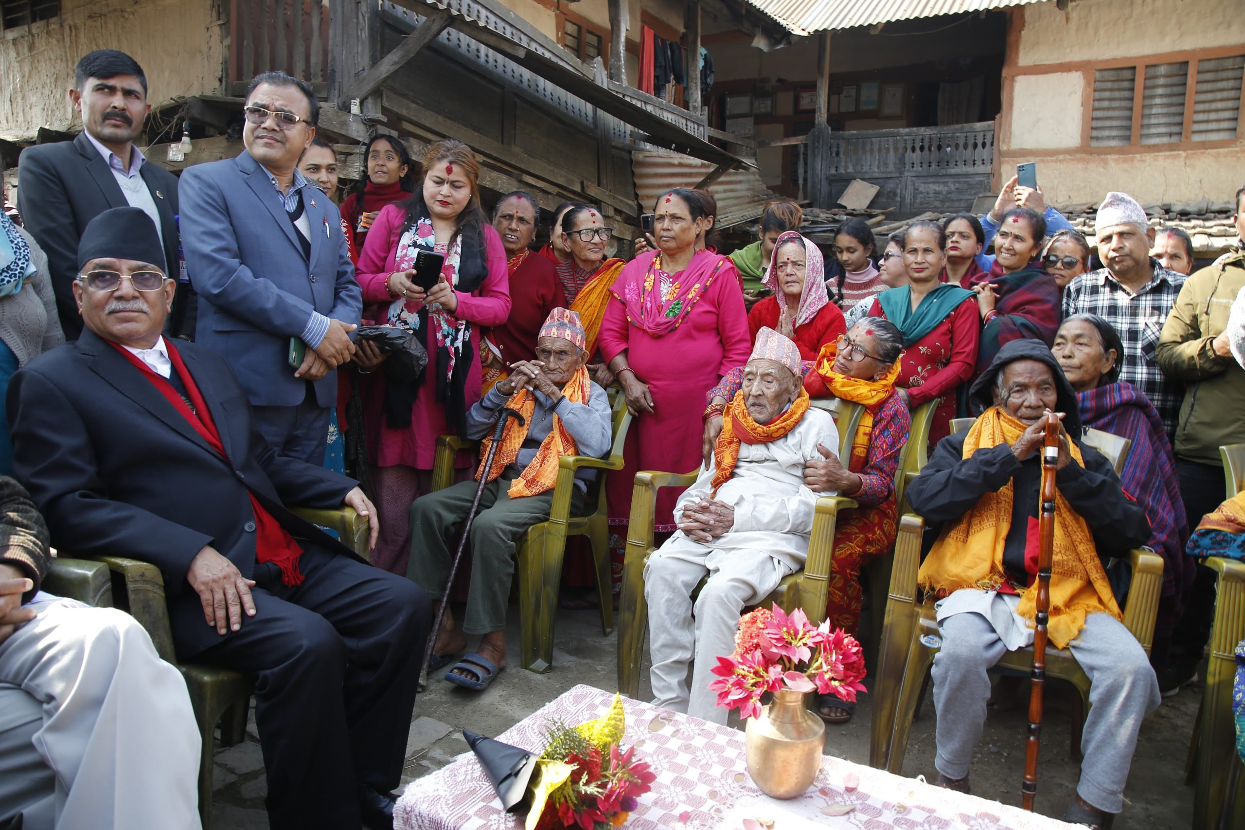 अध्यक्ष प्रचण्डद्वारा ज्येष्ठ नागरिकको सम्मान