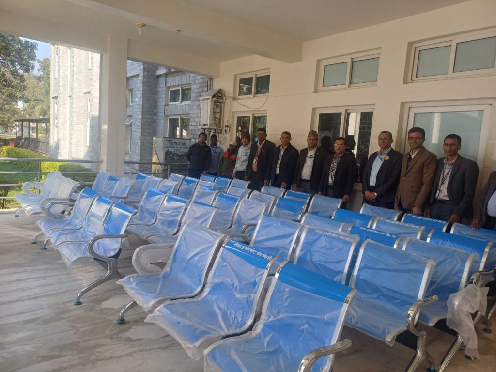 नेपाल इन्भेष्टमेण्ट मेगा बैंकद्वारा गेटा आँखा अस्पताललाई १५ सेट तीन–सीटर क्षमताको स्टिल कुर्सी सहयोग