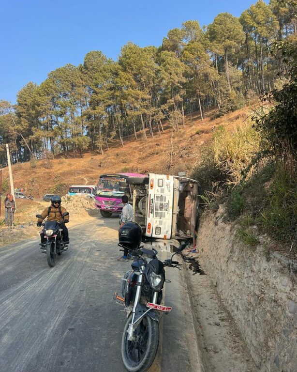 काभ्रेमा बस दुर्घटना: चालक र सह–चालकसहित १७ जना घाइते