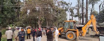वन अतिक्रमण गरेर बनाइएका टहरा हटाइयो