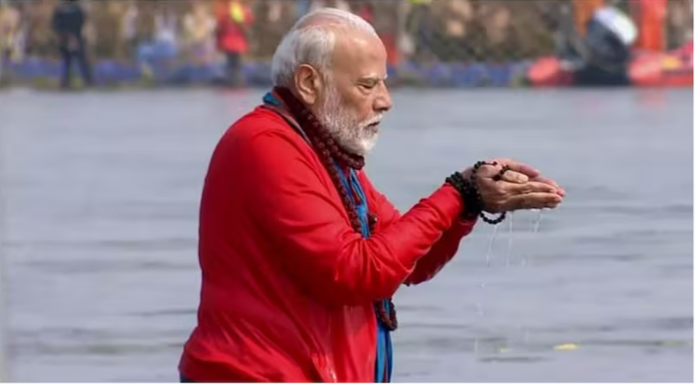 प्रधानमन्त्री मोदी सङ्गममा पवित्र स्नानका लागि प्रयागराजमा