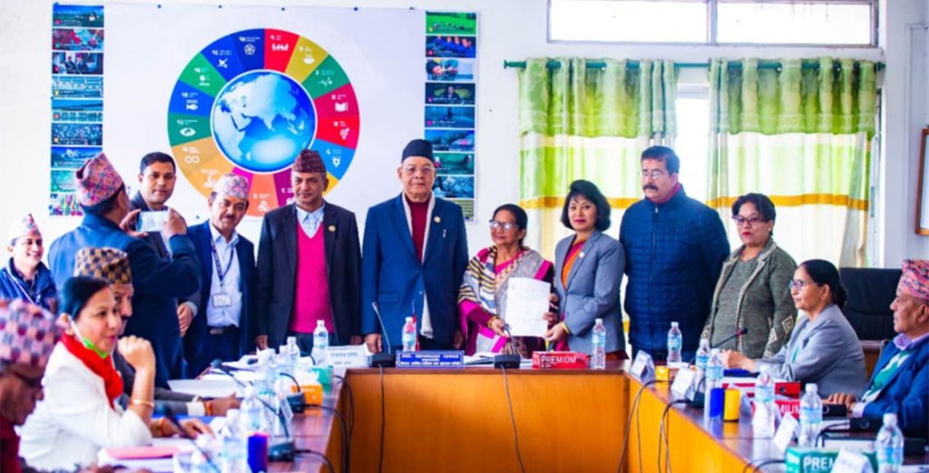 विकासशील राष्ट्रमा स्तरोन्नति गर्नेसम्बन्धी राष्ट्रियसभाको प्रतिवेदन हस्तान्तरण